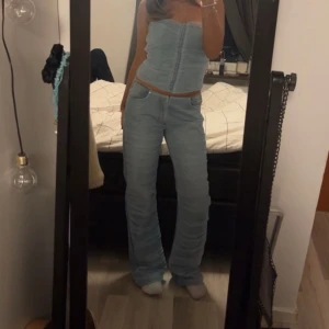 Coola low waist jeans och topp - Säljer detta jeans set från weekday som är så sjukt fint, den kommer dock inte till användning därav säljer jag det. De är i strl 38 och jeansen är low waist