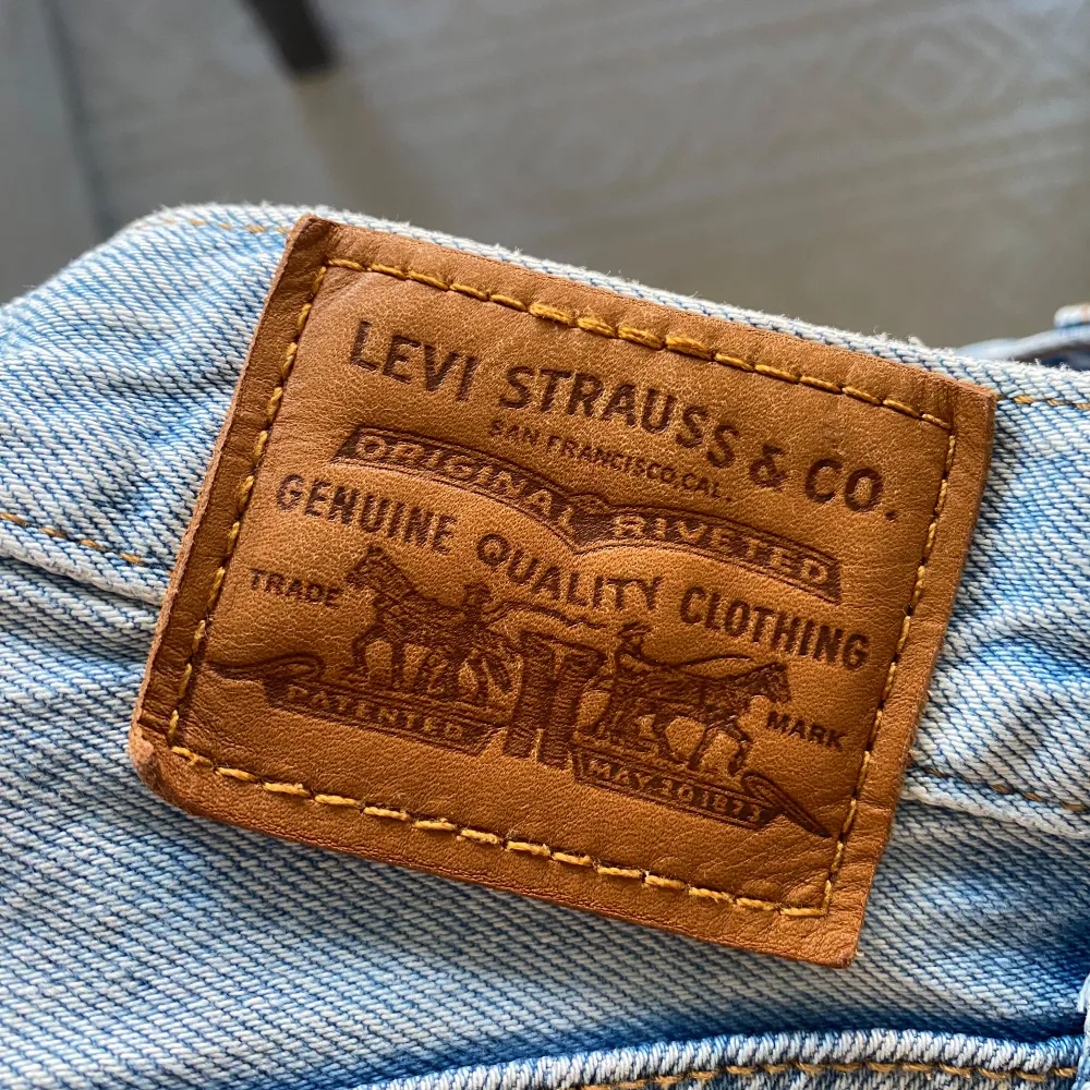 Säljer alla mina högmidjade jeans från Levi's då jag inte använder högmidjat längre. Alla jeansen är i storlek W23 och modell ribcage straight.. Jeans & Byxor.