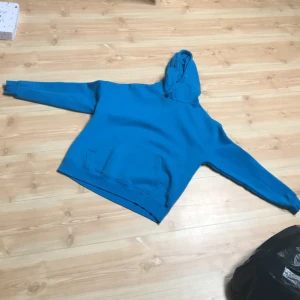 Blå fin tröja - Blå tröja, väldigt mysig och skön . Den har tyvärr en lite flott fläck men den går att ta bort