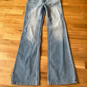 Fina lågmidjade utsvängda jeans - Aldrig använd ❤️ mycket bra skick. Skriv om ni har frågor!  #lowwaist #lowrise #cleangirl #stockholmstil #utsvängdajeans