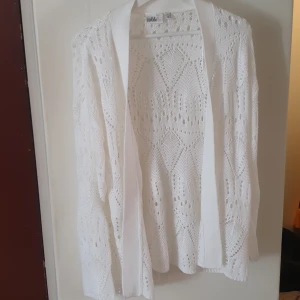 Stickad kofta storlek M - Den blev aldrig använd. Så gott som ny alltså.  