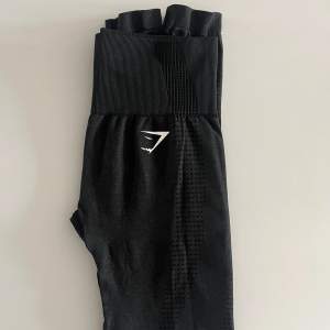 Träningstights från Gymshark i modellen ”Vital Seamless leggings 2.0”. Aldrig använda, säljes pga en litet hål i sömmen där bak. Fick dessa såhär och kan lagas lätt med lite nål och tråd. Nu fått nya och har därför ingen användning av dessa. 549kr ny