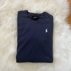 Ralph Lauren t-shirt - Ralph Lauren T-shirt i storlek S. Oanvänd och i väldigt bra skick.