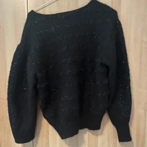 Glittrig tröja  - Typ av vara: glittrig tröja  Storlek:S Skick: mycket bra, använd en gång  Märke:Donna  Pris:130kr+frakt 