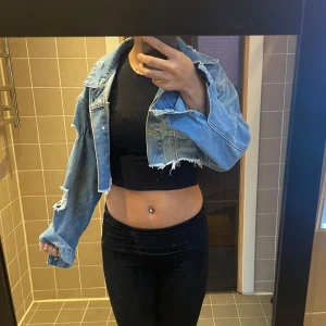 Jeans jacka! - Säljer min jeans jacka i storlek xs. Bra skick, använt några gånger!