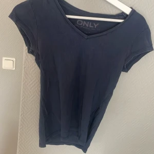 Marinblå t-shirt - Kommer inte till användning 😊