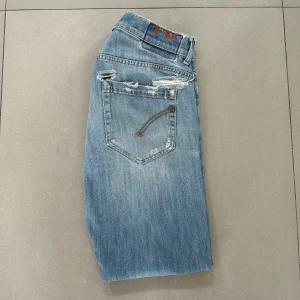 dondup george jeans - ett par riktigt feta dondup george jeans med lite slitningar, strlk 31, slimfit modell. modellen är 177cm , väger 55! hör av er vid intresse!🙌🏽