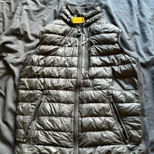 Parajumper väst  - Säljer min väst för använder inte den längre 