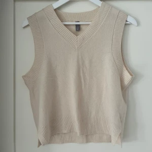 Ullväst - Crémefärgad/beige väst från Culture. I ull&kashmir blandning. Väldigt mjuk och skön. Knappt använd, väldigt fint skick.