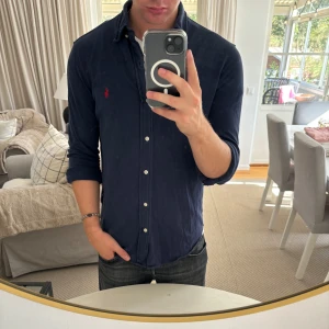 Ralph Lauren skjorta ”Featherweight Mesh” - Hej säljer nu min fina Ralph Lauren skjorta ”Featherweight Mesh” i storlek M. Den är i nyskick och kommer vara otroligt snygg i höst/vinter. Nypris cirka 1600kr! Vi kommer att sälja liknande produkter nu närmare vinter så glöm inte följa profilen!🌊🍾