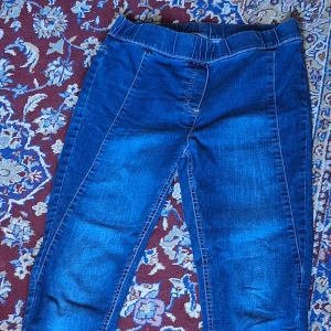 Åtsittande jeans - Enkla åtsittande jeans. Sitter skönt runt midjan. I fint skick.