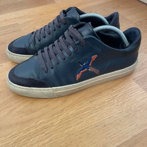 Axel Arigato stel. 42 bra skick - Säljer ett par feta marinblåa Axel Arigato. Skorna  är i bra skick och är i storlek 42. Bara dm för frågor