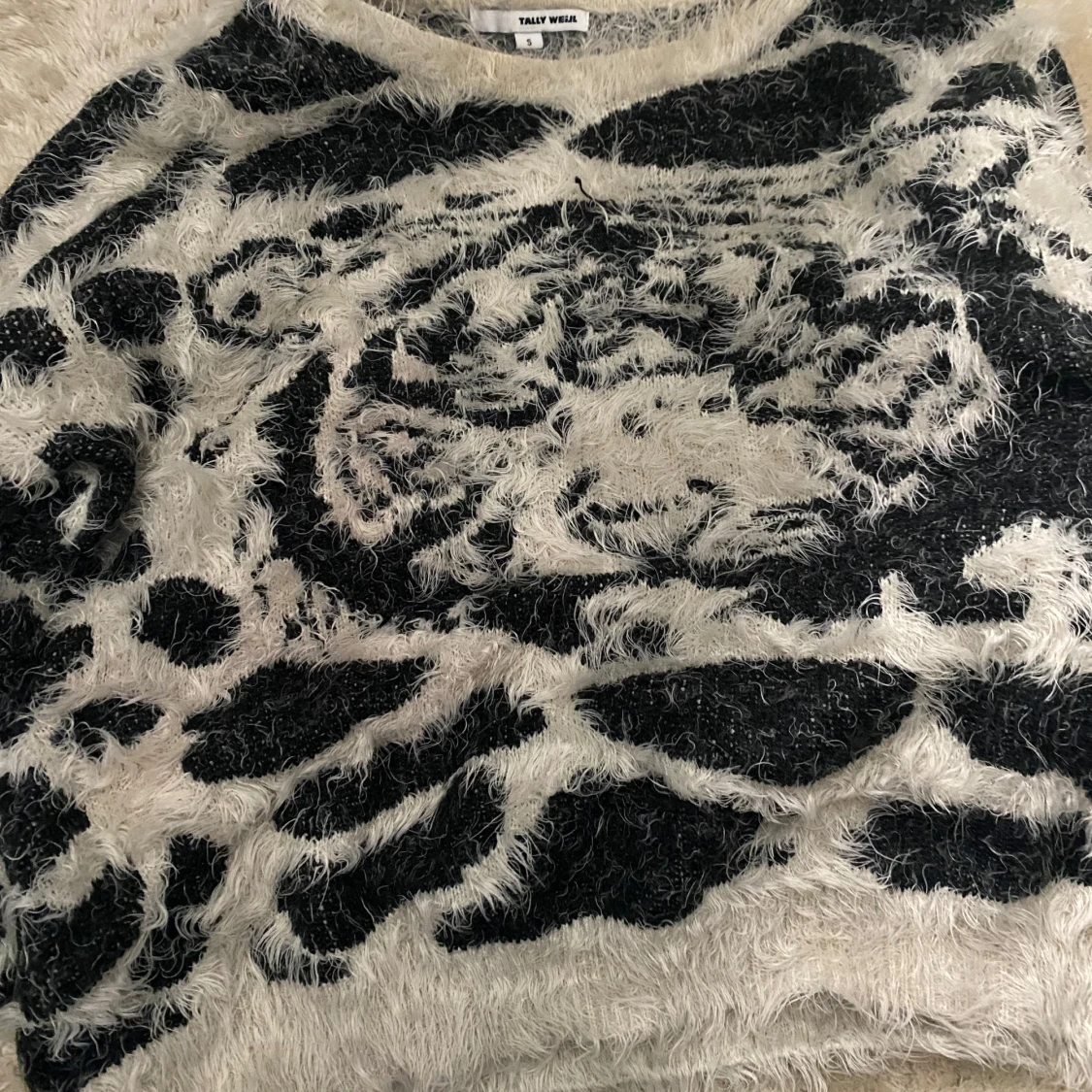 Svartvit fluffig tröja - 2