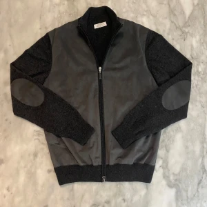 Gran sasso Kashmir och ull mocka cardigan - Skick: 9/10. Cardigan i Kashmir och ull med mocka på framsidan samt patches på armbågarna. Taggen i nacken har släppt på ena sidan men har ingenting med självaste plagget att göra. Från märket gran sasso i storlek 48 vilket är M ungefär. Om du är osäker på om det kommer att passa kan du alltid fråga om mått!