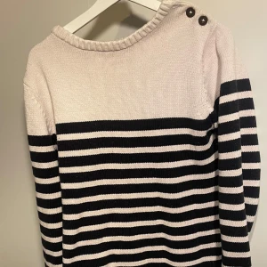 Randig tröja bondelid tröja - Bondelid tröja med knappar på axeln! Skicket är väldigt bra inga fel. Storlek är M, jag är 180 cm och 70 kg! Hör av dig om du har några frågor!!