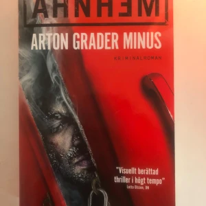 Arton grader minus - En kriminalroman med en intensiv och visuellt berättad handling. Boken har en röd omslagsdesign med en dramatisk bild och text som lovar en thriller i högt tempo.