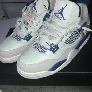 Jordan 4 retro - Helt ny oanvänd Jordan 4 retro white/blue, box ingår och jordan pappret. Storleken är 41 men passar både 42,5 och 40.  Pris kan diskuteras. Nypris: 3000
