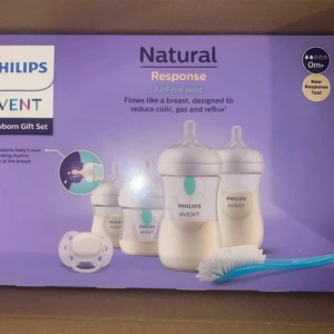 Philips Avent Newborn Gift Set - Philips Avent Newborn Gift Set innehåller flaskor med Natural Response-napp som efterliknar amning. Setet inkluderar även en napp och en flaskborste. Designad för att minska kolik, gas och reflux med AirFree-ventil. Perfekt för nyfödda.