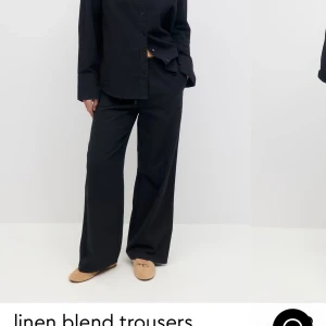 Svarta byxor från Gina Tricot - Snygga svarta linnebyxor från Gina Tricot i storlek M. Byxorna har en loose passform och är perfekta för en avslappnad stil. De är tillverkade i ett mjukt material som ger en bekväm känsla hela dagen. Köpta för 400 men säljer för 120kr. Säljer pga kommer ej till användning.