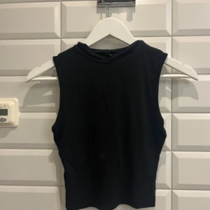 Svart ärmlös topp från Boohoo storlek: M - Säljer en stilren svart ärmlös topp från Boohoo. Perfekt för att matcha med olika outfits. Tillverkad i ett mjukt och bekvämt material. aldrig använd och säljer för 70 kronor.✨