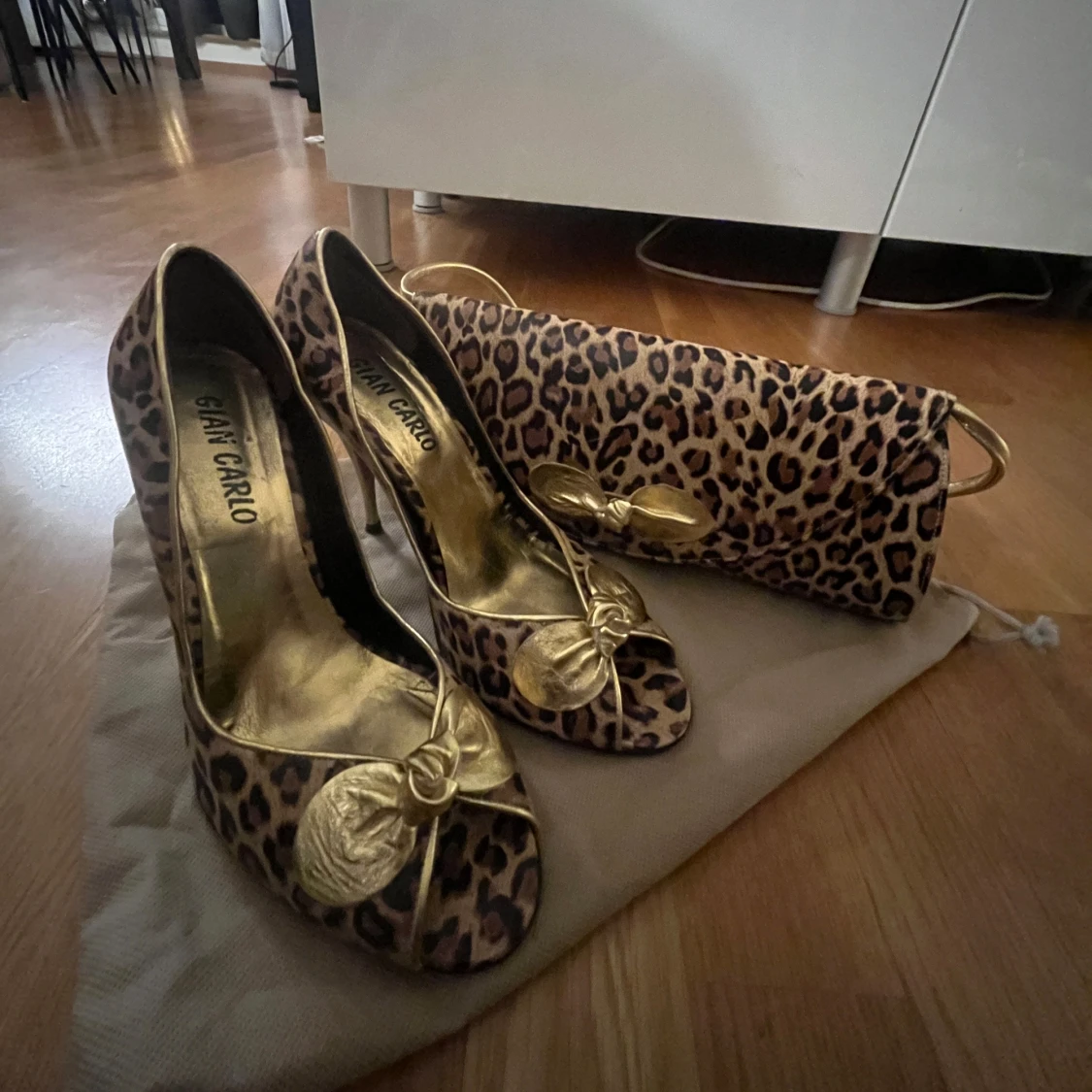 Leopard väska och matchande klackskor