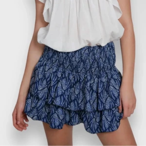 Blå mönstrad volang kjol💙 - Jätte fin kjol som jag inte använder så mycket längre🥰Strl S