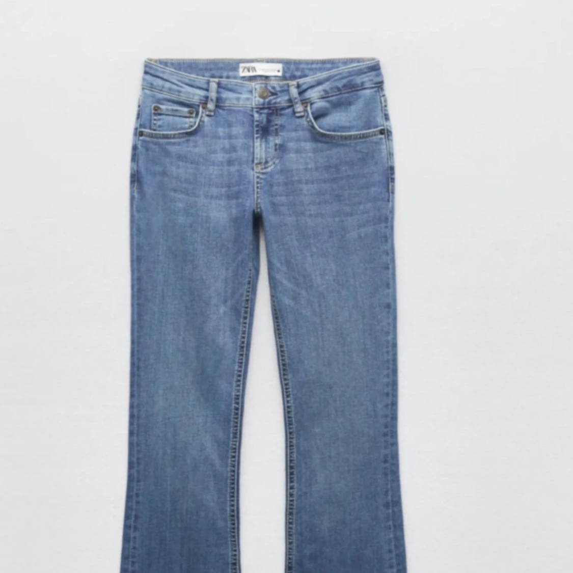 Blå bootcut jeans från Zara