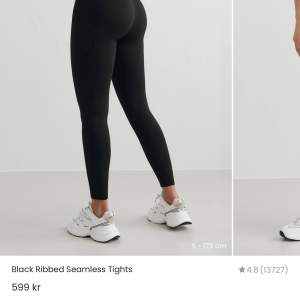 Säljer dessa fina ribbed seamless tights från Aimn. Världens mjukaste material som sitter perfekt under hela träningspasset. Använda endast 2 ggr. I strl XS men passar även XXS och S🫶🏼