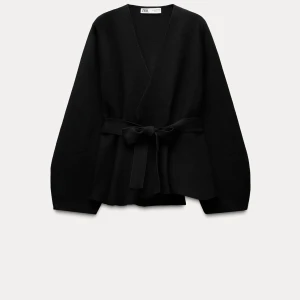 Snygg tröja från zara💗 - Kollar intresset på denna nya tröja från zara i M(passar s). Är även intresserad av byte i S. Hör av dig vid intresse eller frågor 💗