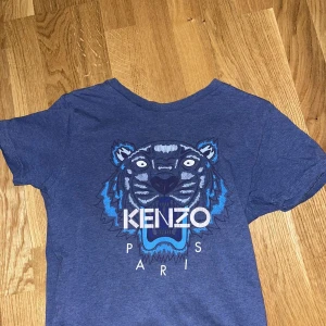 Blå t-shirt med tigertryck från Kenzo - Säljer en riktigt fet blå t-shirt från Kenzo, var inte rädd att höra av dig vi frågor eller funderingar!😉🤩