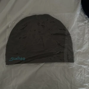 Grå mössa från Sixties - Säljer en snygg sixties mössa i grå färg, den är helt ny har aldrig användt den bara testat den, mössans skick är 10/10 hör av er vid intresse 😁Pris kan diskuteras. Den är no size