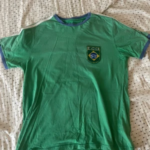 Brasil t-shirt  - Jätte fin vintage brazil t-shirt. Köpt i en vintage butik för 350kr bara använd 1/2 gånger. Jätte fin kvalitet och skick. Sitter som M/S