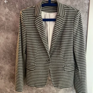 Randig kavaj - Snygg grå och vit randig kavaj .