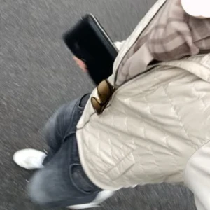 Beige quiltad jacka med dragkedja - Säljer en stilren beige quiltad jacka från Bläck. Jackan har en dragkedja framtill och långa ärmar. Perfekt för en avslappnad look. Priset är diskuterbart så tveka inte med att slänga nåra prisförslag!