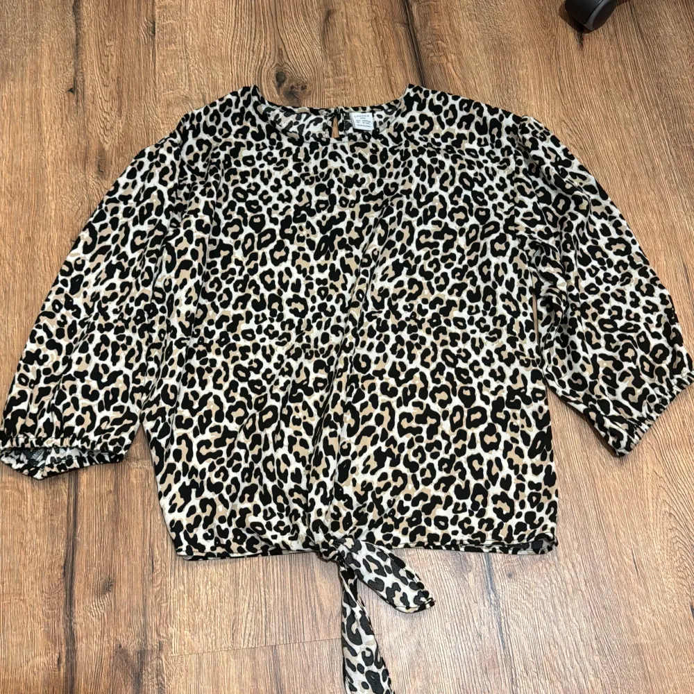 Tiger blus som har bara används få gånger,storleken är barn storlek (158-164)12-14 år. Puserot.