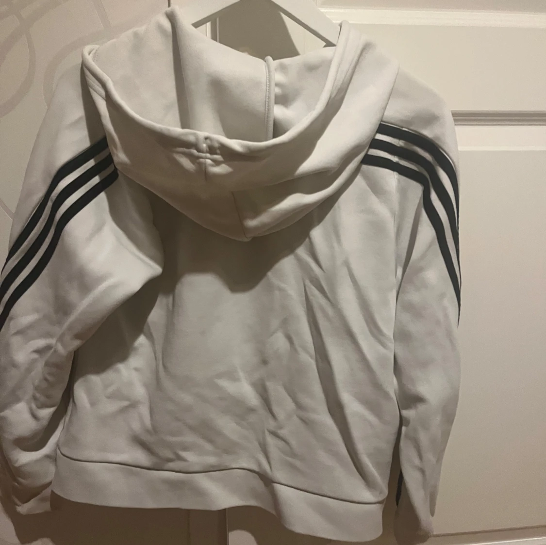 Vit huvtröja med dragkedja från Adidas - 1