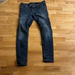  Tiger of Sweden Evolve  - Snygga blå jeans från Tiger of Sweden i modellen Evolve. Ny skick och har inga tecken på slitage. Storlek 31/32