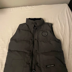 Canada goose väst - Säljer nu min skitfeta Canada goose väst i grå med svart label. Väldigt sällsynt och passar in till alla outfits. Storlek S, använd ungefär 5-10 gånger varav skicket är 9/10. Priset är inte hugget i sten. Tveka inte att höra av dig vid minsta fundering! 
