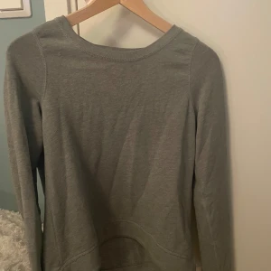 Grå långärmad tröja - Säljer en enkel och stilren grå långärmad tröja från hollister. (Inte min bild)