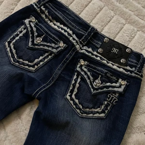 Miss Me Jeans - Miss me jeans i storlek 24, signature skinny modell som har blivit omsydda till bootcut / flare 🫶🫶☺️ jag skulle säga att storleken passar Small men dem är väldigt stretchiga också!  jag tar helst swish och frakten ingår i det priset vi kommer överens om 🥰🥰🫶 först till kvarn!!