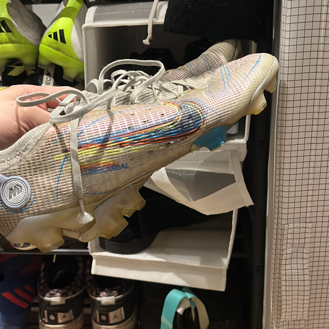 Silvriga fotbollsskor med färgglada detaljer - 1