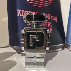 Phantom Eau de Toilette - Unik parfymflaska i form av en futuristisk robot från Paco Rabanne. Flaskan är i glänsande silver och rymmer 100 ml av doften det är 70 ml kvar och den är nästan helt ny inga skader 