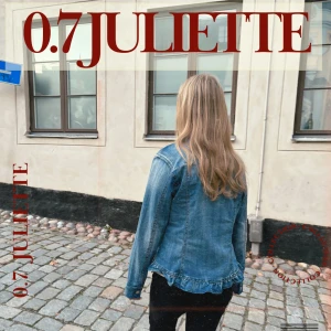 0.7 JULIETTE - Jeansjacka med volang i figursydd modell. Gör din outfit casual med denna jacka💋