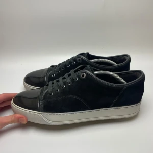 Lanvin skor  - Hej! Säljer nu dessa sjukt snygga Lanvin skor. Skorna är i toppskick! Små tecken på användning i hälen. Vi rekommenderar att gå ner en storlek. Har ett begränsat antal boxar och dustbag! Hör gärna av dig vid frågor 