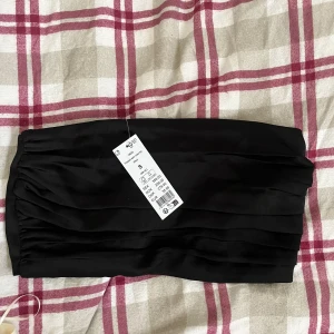 Svart tubtopp från Gina Tricot - Helt oanvänd, finns en likadan i vit i min profil. Nypris 359. 