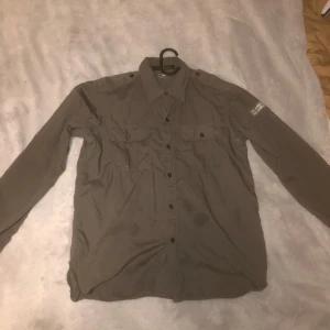 Grå skjorta från Stone Island - Äldre Stone island jeans model.             Andvända fåtal gånger orginal förpackning ingår. Köpta för 1500kr