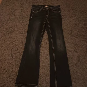 Svarta jeans med broderade fickor från Gina Tricot - Snygga svarta jeans från Gina Tricot med coola broderade detaljer på bakfickorna. De är i ginas barnstorlekar, 164 men längden är perfekt för mig som är 163. Det är endast använda en gång. Nypris är 400 och söker runt 120 men priset kan såklart diskuteras❤️