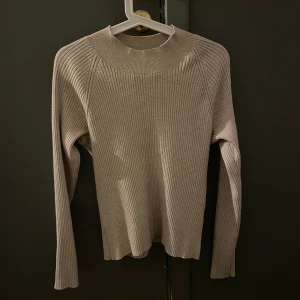 Beige ribbad tröja - Säljer en stilren beige ribbad tröja med långa ärmar. Den är i nyskick, skriv vid frågor💓