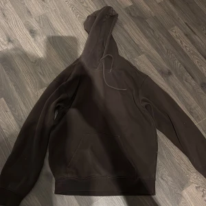 Brun hoodie från hm. Nästan helt ny storlek xs/s stor i storleken - Säljer en klassisk brun hoodie