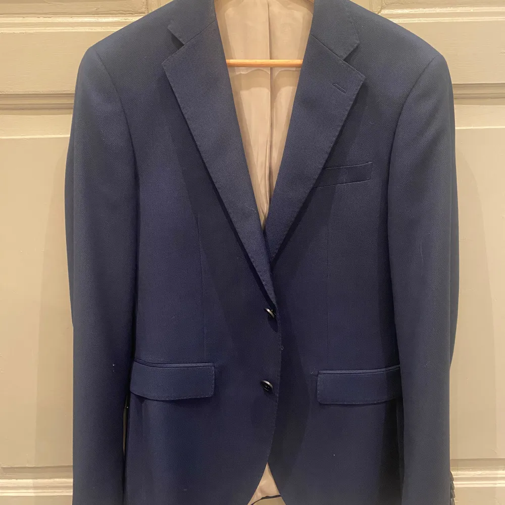 En stilig blå kostym från bläck i mycket bra skick, som ny då den endast är använd ca 3 gånger. Storlek 48 i kavajen och storlek 50 i byxorna. Det är Tailored fit på kostymen.. Puvut & Bleiserit.